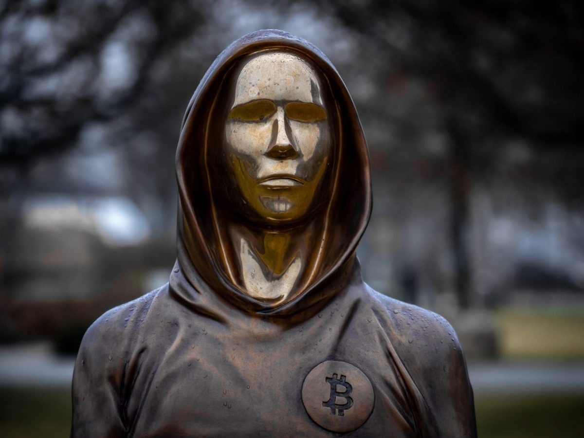 ビットコイン作ったサトシナカモトの銅像